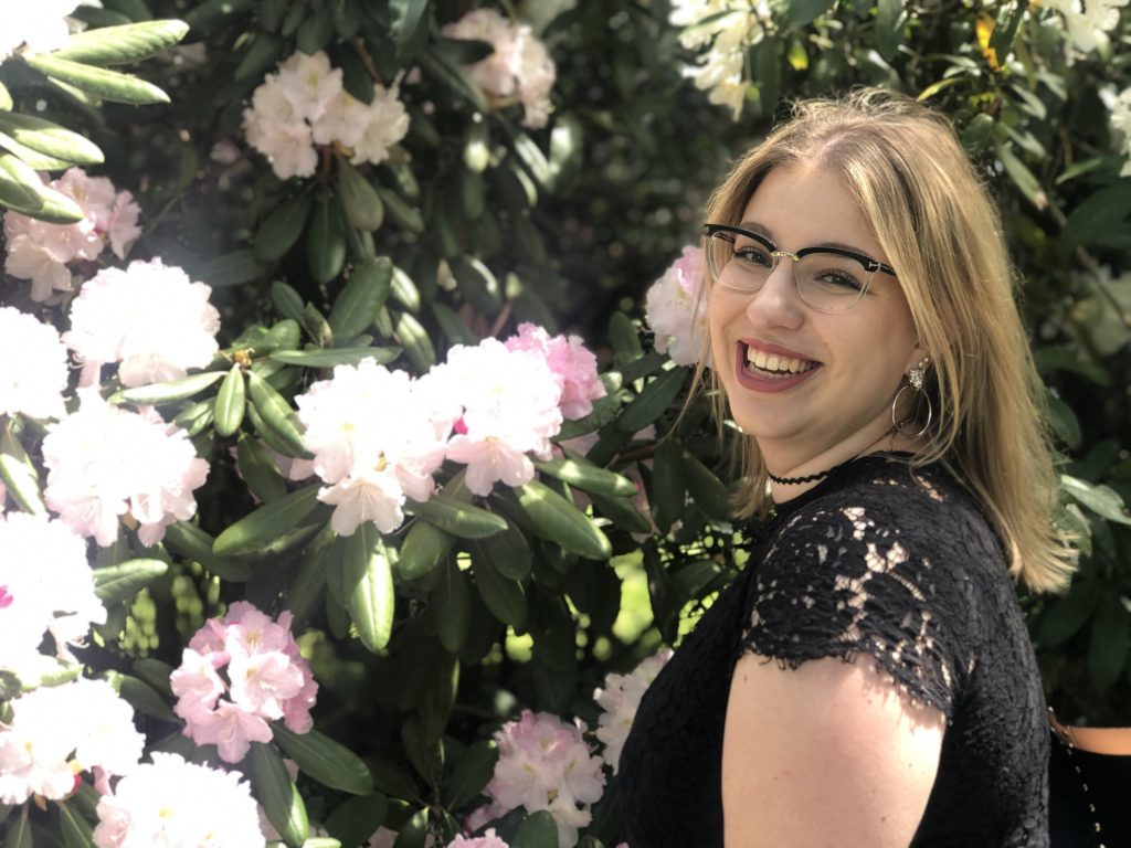 Sara VOCOVNIK, naslovnica, lepo dekle, spomladansko cvetje, pomlad