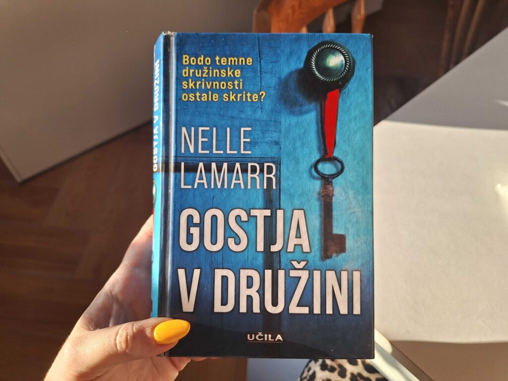 Med knjigami, podobnimi Freidi McFadden, je tudi Gostja v družini avtorice Nelle Lamarr.